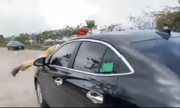 Lái xe hất CSGT lên nắp capo rồi bỏ chạy, gây tai nạn có phạm tội giết người?