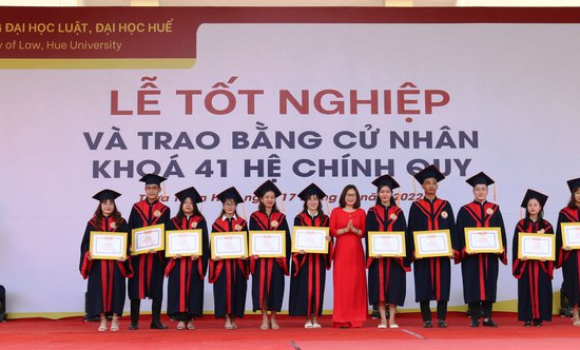Hơn 800 sinh viên tốt nghiệp ngành luật tại Huế